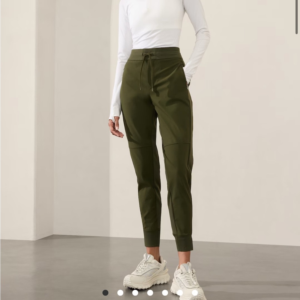 Petite Athleta Hybrid Trek Jogger in abalone grey - Picture 1 of 3